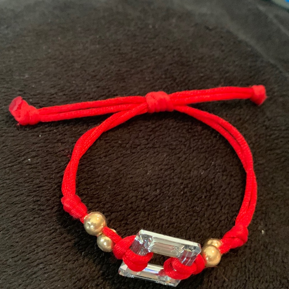 Red yarn decorative bracket